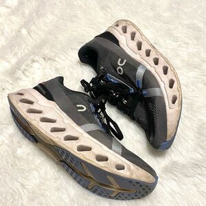 On Running cloudclipse Black and Blue Sneakers unisex 7.5 men 8.5 women’s